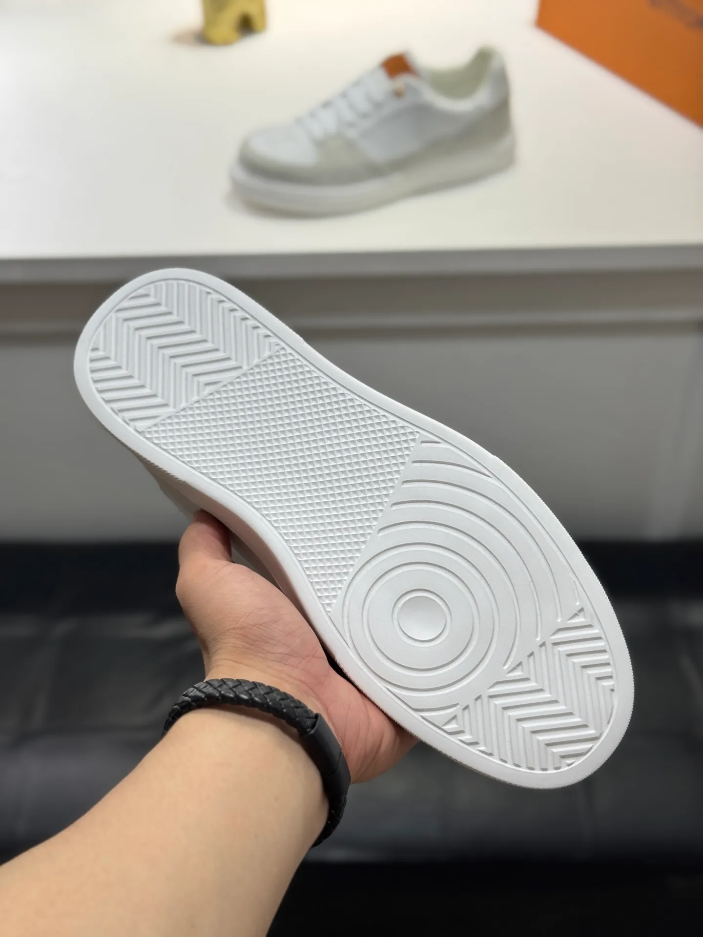 Men's shoes 💰400 [New model] 🌂🌂Top original order - Louis Vuitton®️ Trendy and fashionable yet low-key men's casual shoes, LV cowhide embossed upper, comfortable and breathable, mesh lining, original rubber outsole, 2 colors available ~ a must-have for stylish men. Size: 38-44 (45 customized
